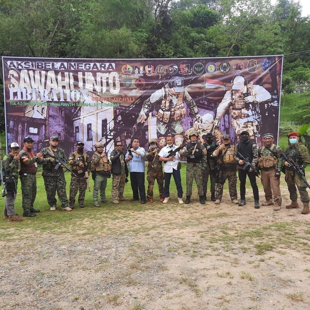 Formasi taktis bergerak menuju perimeter titik target Alpha